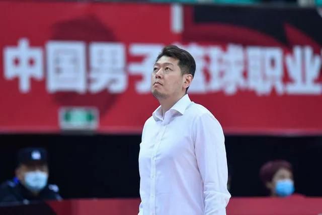 该剧翻拍自50年前的英国同名剧集（原剧改编自长篇小说，而且具有多达15部衍生片子），在翻拍版中，文质彬彬的跨国年夜盗Simon Templar（Adam Rayner）以「今世罗宾汉」自居——他专门偷盗那些富有的罪犯，而且每次都能逃过口角两道的追捕。作为一个精晓假装术、技击、特务术和各类兵器而且谈锋出众的超等特务，这个英国名流被某个当局机构征召，筹办从事一项奥秘使命，但本地法律机构对他恨入骨髓。
